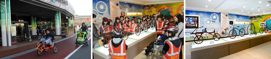 자전거문화센터 전시내부와 이곳을 견학중인 청소년들, 시민이 체험용 자전거를 이용중인 모습