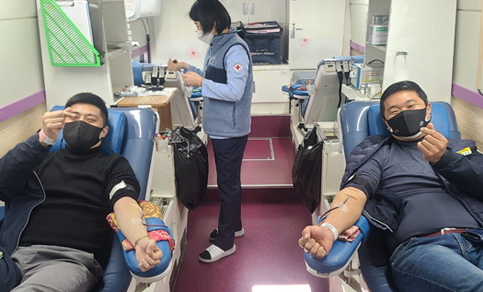 헌혈중인 임직원들