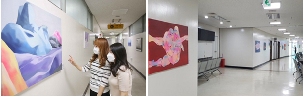 경기장 내부 벽면을 청년 예술가 전시공간으로 활용하여 전시중인 작품을 관람중인 고객들