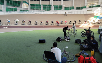 사이클팀 훈련용으로 개방 된 벨로드롬시설에서 훈련중인 사이클 선수들
